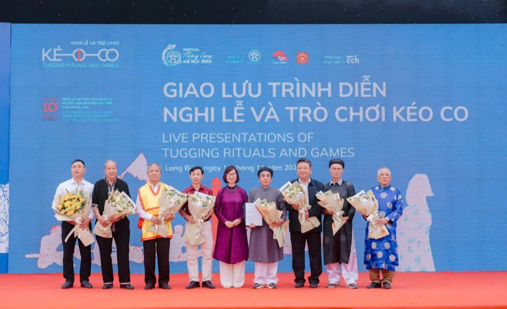 Giao lưu trình diễn Di sản văn hóa phi vật thể kéo co và ra mắt Câu lạc bộ Mạng lưới Cộng đồng Di sản Kéo co Việt Nam tại Đền Trấn Vũ- Ảnh 3.