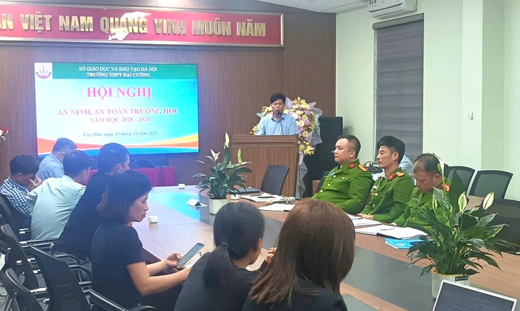 Công an xã Ứng Hoà phối hợp với trường THPT Đại Cường tổ chức Hội nghị An ninh, an toàn trường học và triển khai Quy chế phối hợp thực hiện nhiệm vụ bảo đảm an ninh, trật tự.- Ảnh 2.