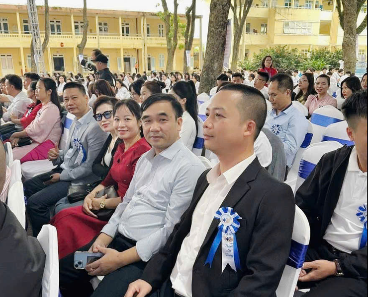 LỄ KỶ NIỆM 40 NĂM THÀNH LẬP TRƯỜNG THPT NGUYỄN DU (1985 – 2025): HÀNH TRÌNH 40 NĂM ƯƠM MẦM ƯỚC MƠ- Ảnh 6.