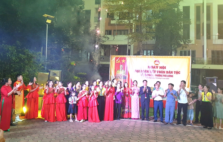 Đồng chí Lã Quang Thức - Phó Bí thư Đảng uỷ, Chủ tịch UBND phường Phú Lương chung vui ngày hội Đại đoàn kết toàn dân tộc tại Tổ dân phố 26 - Ảnh 1.