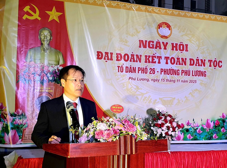 Đồng chí Lã Quang Thức - Phó Bí thư Đảng uỷ, Chủ tịch UBND phường Phú Lương chung vui ngày hội Đại đoàn kết toàn dân tộc tại Tổ dân phố 26 - Ảnh 2.