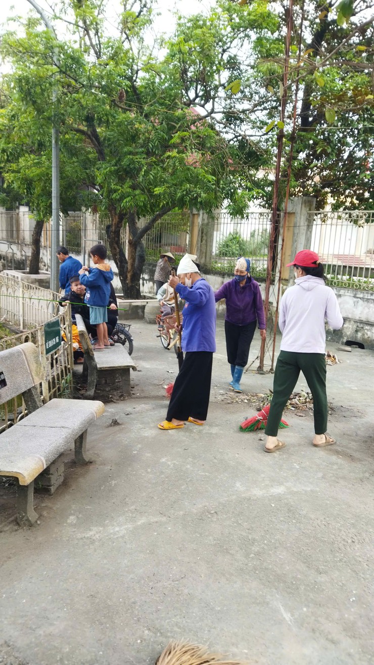 Hội viên nông dân xã Tam Hưng ra quân tổng vệ sinh môi trường, góp phần xây dựng quê hương sáng – xanh – sạch – đẹp- Ảnh 1.
