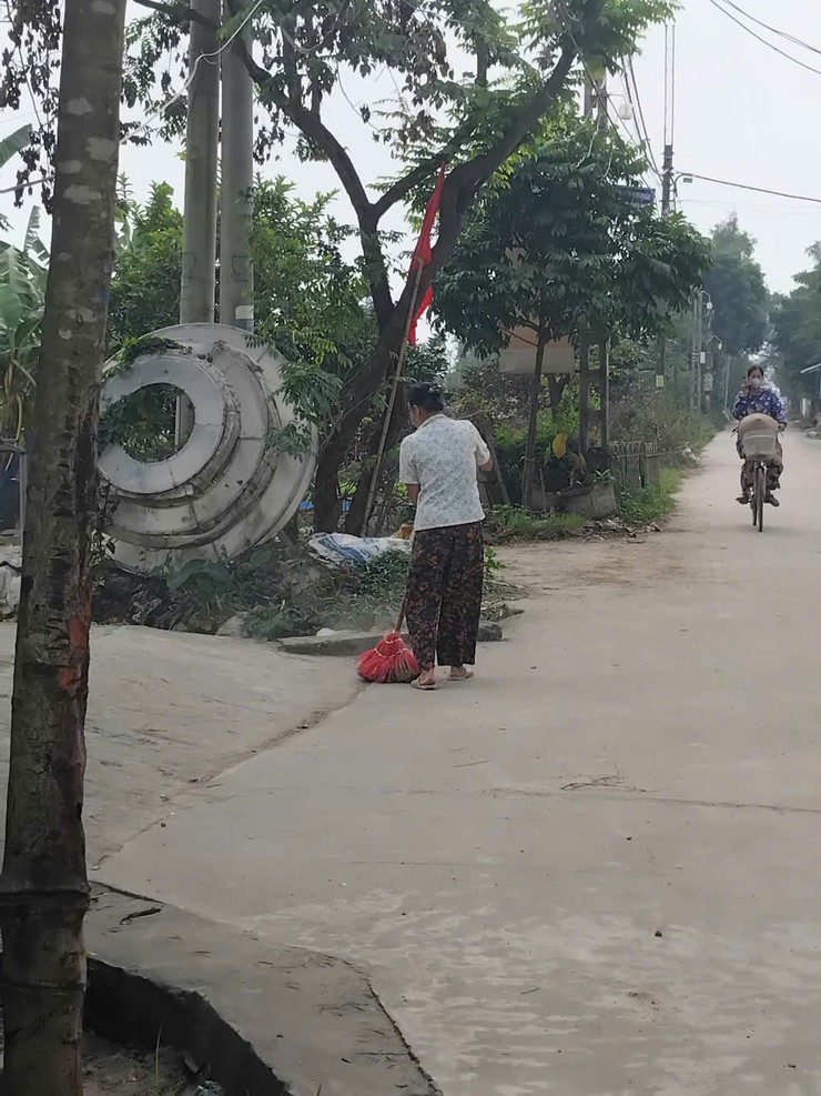 Hội viên nông dân xã Tam Hưng ra quân tổng vệ sinh môi trường, góp phần xây dựng quê hương sáng – xanh – sạch – đẹp- Ảnh 3.