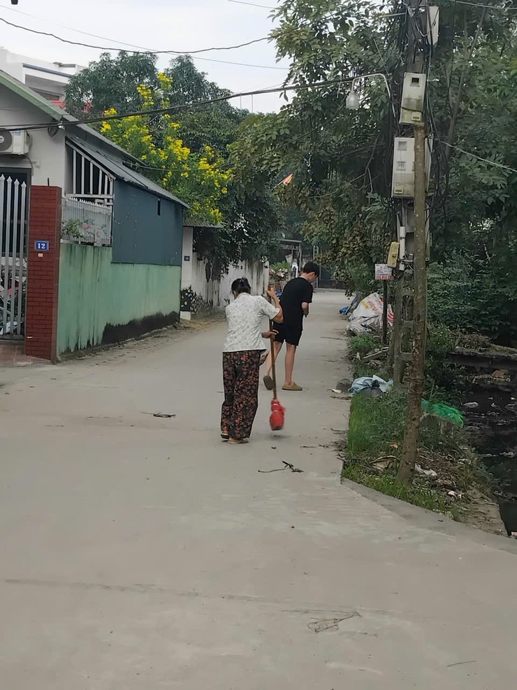 Hội viên nông dân xã Tam Hưng ra quân tổng vệ sinh môi trường, góp phần xây dựng quê hương sáng – xanh – sạch – đẹp- Ảnh 2.