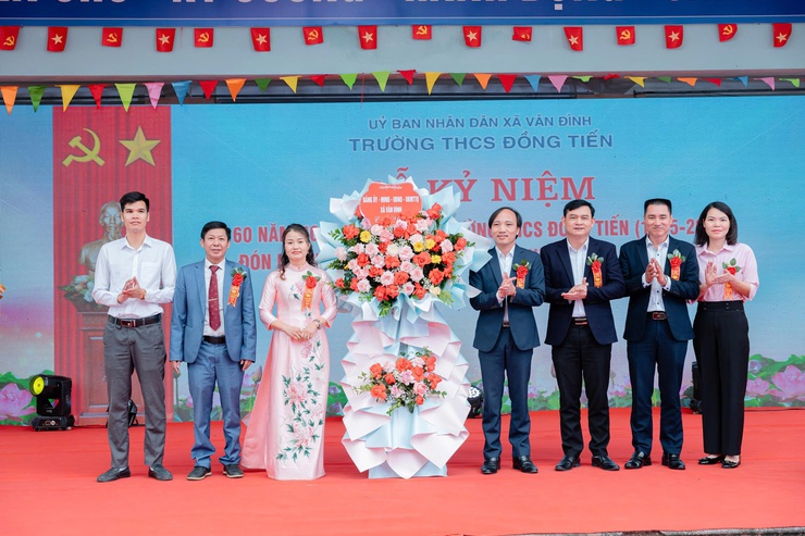 Trường THCS Đồng Tiến kỷ niệm 60 năm thành lập và đón nhận Bằng công nhận Trường đạt chuẩn Quốc gia- Ảnh 3.