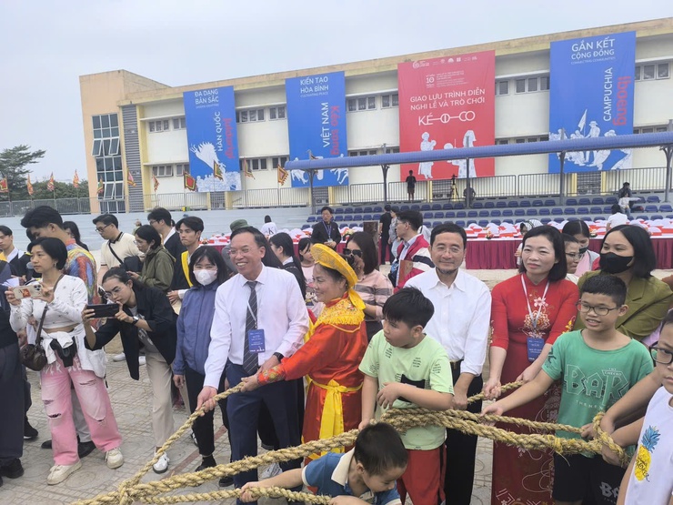Giao lưu trình diễn Di sản văn hóa phi vật thể kéo co và ra mắt Câu lạc bộ Mạng lưới Cộng đồng Di sản Kéo co Việt Nam tại Đền Trấn Vũ- Ảnh 6.