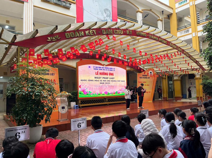 Trường THCS Hoàng Liệt sôi nổi cac hoat đông hương ưng Ngay Phap luât nươc Công hoa xa hôi chu nghia Viêt Nam năm 2025- Ảnh 1.