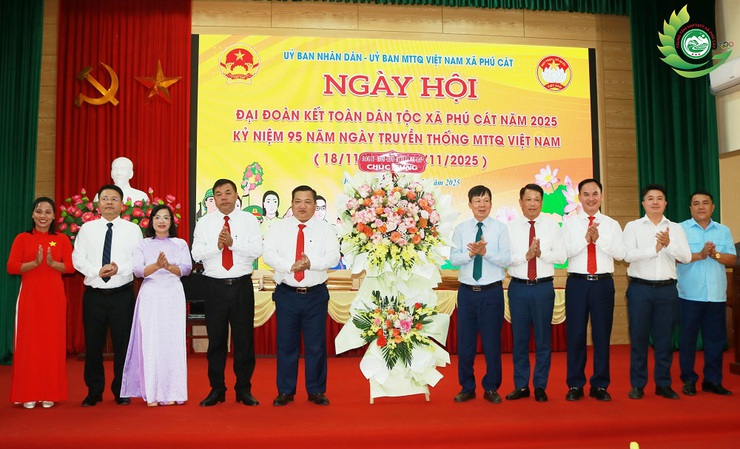 Phú Cát chăm lo đời sống nhân dân qua Ngày hội Đại đoàn kết toàn dân tộc 18/11- Ảnh 1.