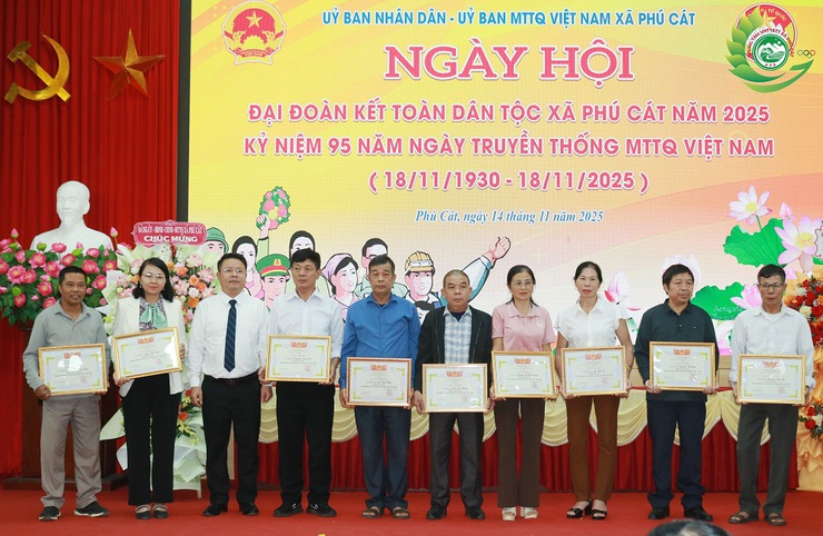 Phú Cát chăm lo đời sống nhân dân qua Ngày hội Đại đoàn kết toàn dân tộc 18/11- Ảnh 13.