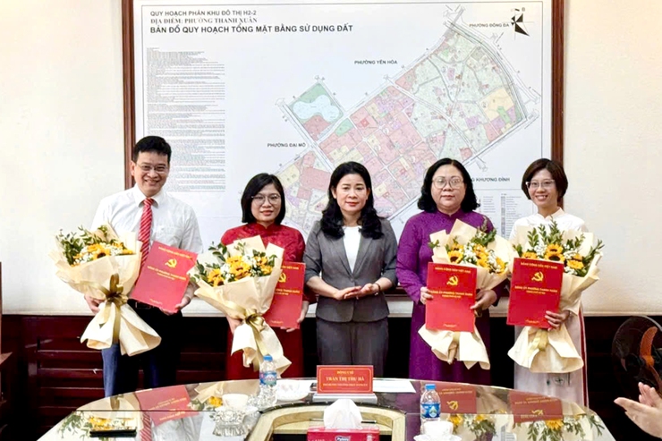 Phường Thanh Xuân trao quyết định chuyển cán bộ, công chức cấp xã (cũ) thành cán bộ, công chức theo quy định- Ảnh 1.