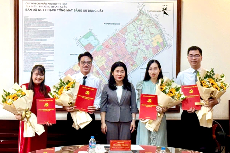 Phường Thanh Xuân trao quyết định chuyển cán bộ, công chức cấp xã (cũ) thành cán bộ, công chức theo quy định- Ảnh 2.