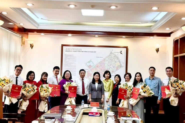 Phường Thanh Xuân trao quyết định chuyển cán bộ, công chức cấp xã (cũ) thành cán bộ, công chức theo quy định- Ảnh 3.