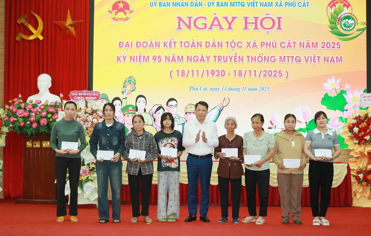 Phú Cát chăm lo đời sống nhân dân qua Ngày hội Đại đoàn kết toàn dân tộc 18/11- Ảnh 15.