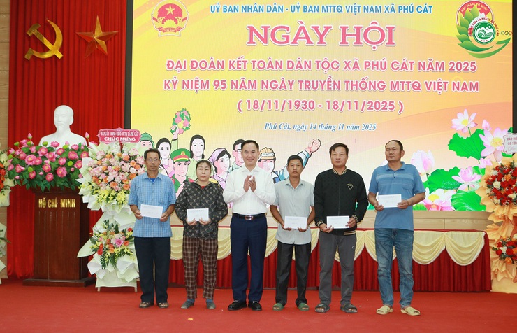 Phú Cát chăm lo đời sống nhân dân qua Ngày hội Đại đoàn kết toàn dân tộc 18/11- Ảnh 16.