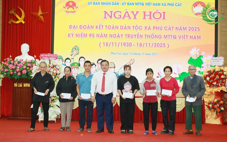 Phú Cát chăm lo đời sống nhân dân qua Ngày hội Đại đoàn kết toàn dân tộc 18/11- Ảnh 17.