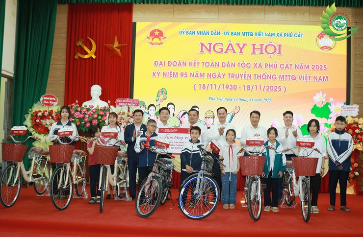 Phú Cát chăm lo đời sống nhân dân qua Ngày hội Đại đoàn kết toàn dân tộc 18/11- Ảnh 18.