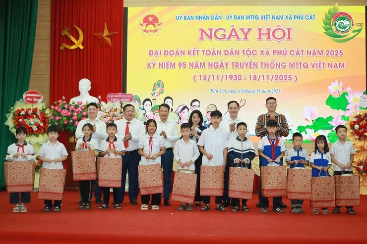 Phú Cát chăm lo đời sống nhân dân qua Ngày hội Đại đoàn kết toàn dân tộc 18/11- Ảnh 19.