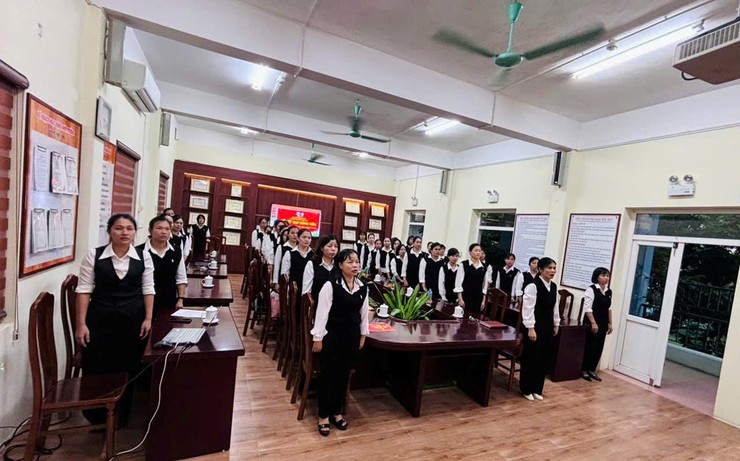 LỄ KẾT NẠP ĐẢNG VIÊN MỚI TẠI CHI BỘ TRƯỜNG MN QUỲNH ĐÔ- Ảnh 1.