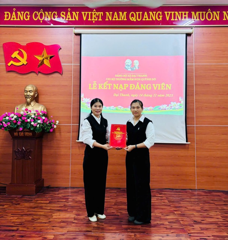 LỄ KẾT NẠP ĐẢNG VIÊN MỚI TẠI CHI BỘ TRƯỜNG MN QUỲNH ĐÔ- Ảnh 3.