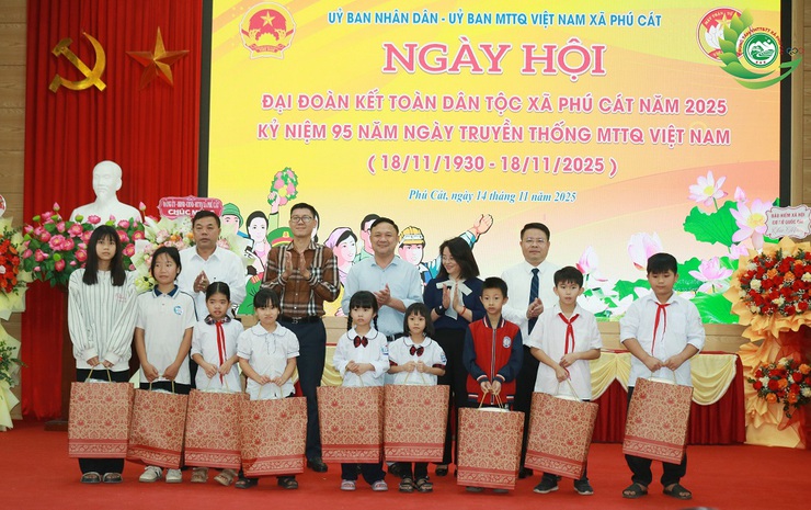 Phú Cát chăm lo đời sống nhân dân qua Ngày hội Đại đoàn kết toàn dân tộc 18/11- Ảnh 20.