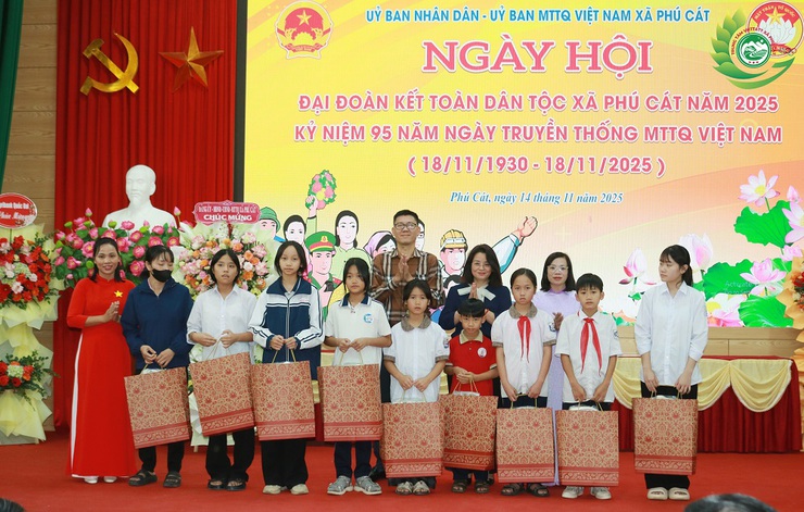 Phú Cát chăm lo đời sống nhân dân qua Ngày hội Đại đoàn kết toàn dân tộc 18/11- Ảnh 21.