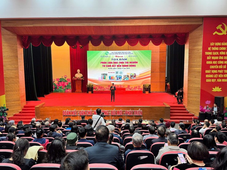 Chương trình truyền thông bảo vệ môi trường với chủ đề “Phân loại rác thải tại nguồn - Từ cam kết đến hành động”
- Ảnh 1.