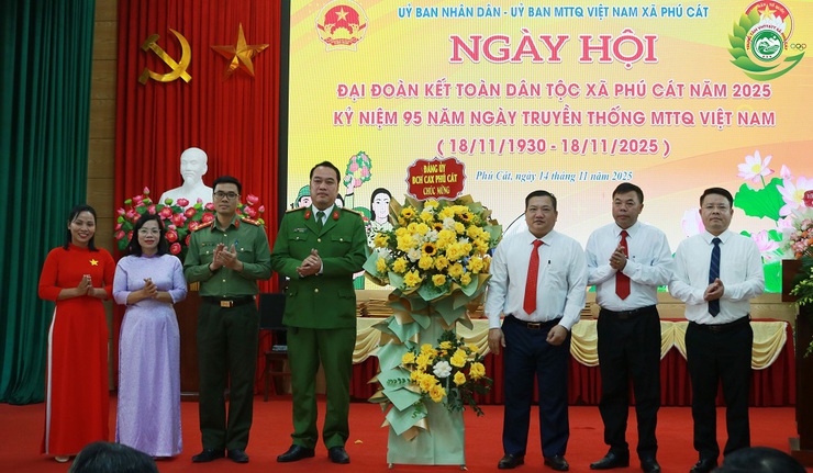 Phú Cát chăm lo đời sống nhân dân qua Ngày hội Đại đoàn kết toàn dân tộc 18/11- Ảnh 2.