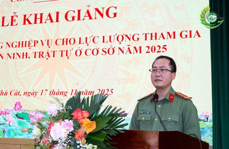 Khai giảng lớp bồi dưỡng nghiệp vụ cho lực lượng tham gia bảo vệ an ninh, trật tự ở cơ sở tại xã Phú Cát- Ảnh 2.