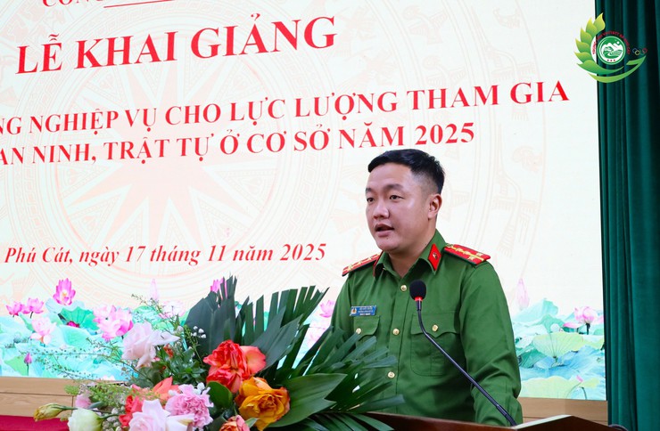 Khai giảng lớp bồi dưỡng nghiệp vụ cho lực lượng tham gia bảo vệ an ninh, trật tự ở cơ sở tại xã Phú Cát- Ảnh 3.