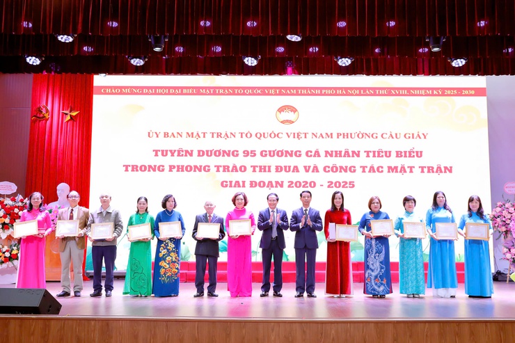 Ủy ban Mặt trận Tổ quốc Việt Nam phường Cầu Giấy tổ chức kỷ niệm 95 năm Ngày truyền thống Mặt trận Tổ quốc (MTTQ) Việt Nam (18/11/1930 - 18/11/2025).- Ảnh 5.