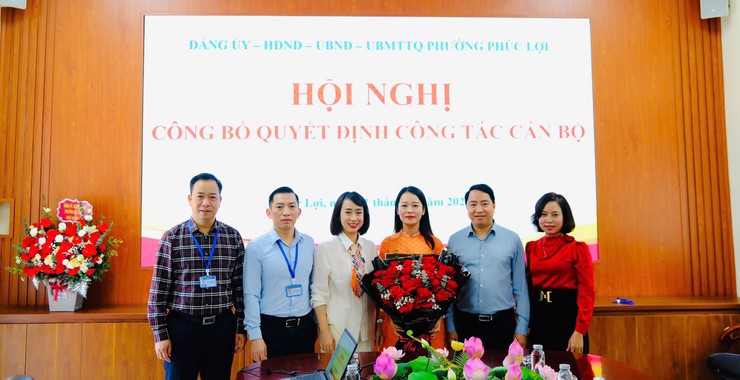 Trao quyết định bổ nhiệm Chánh văn phòng HĐND-UBND phường Phúc Lợi- Ảnh 2.