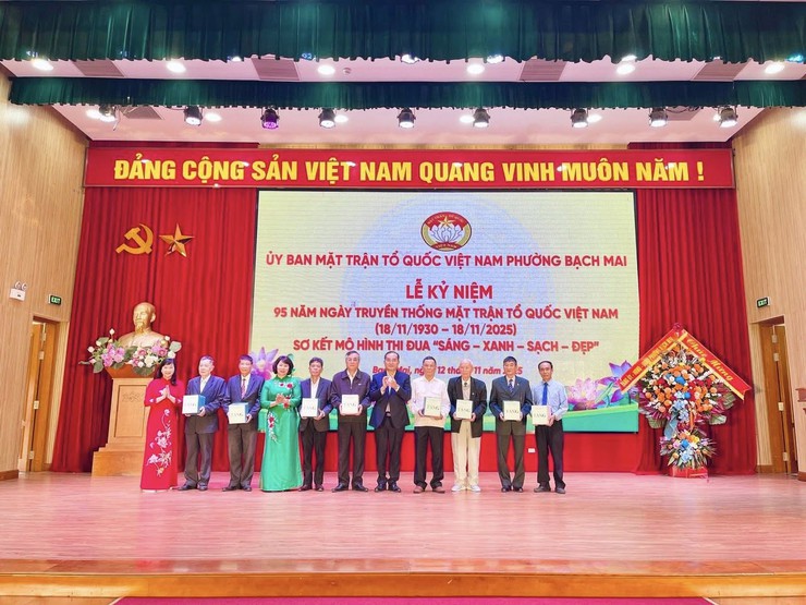 Lễ kỷ niệm 95 năm Ngày thành lập Mặt trận Dân tộc Thống nhất Việt Nam - Ngày truyền thống MTTQ Việt Nam (18/11/1930-18/11/2024) và sơ kết mô hình thi đua “sáng - xanh - sạch - đẹp”.- Ảnh 1.