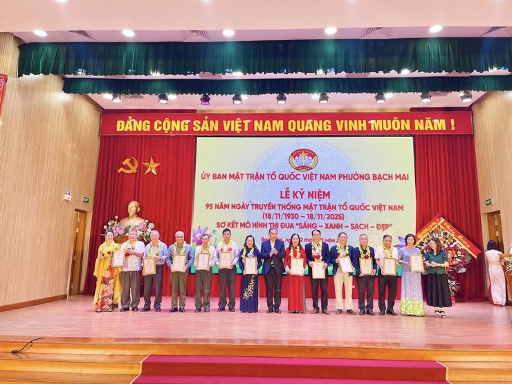 Lễ kỷ niệm 95 năm Ngày thành lập Mặt trận Dân tộc Thống nhất Việt Nam - Ngày truyền thống MTTQ Việt Nam (18/11/1930-18/11/2024) và sơ kết mô hình thi đua “sáng - xanh - sạch - đẹp”.- Ảnh 3.