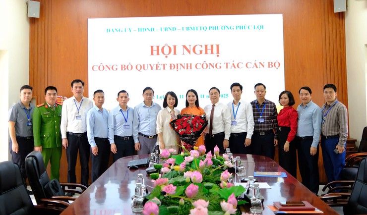 Trao quyết định bổ nhiệm Chánh văn phòng HĐND-UBND phường Phúc Lợi- Ảnh 1.
