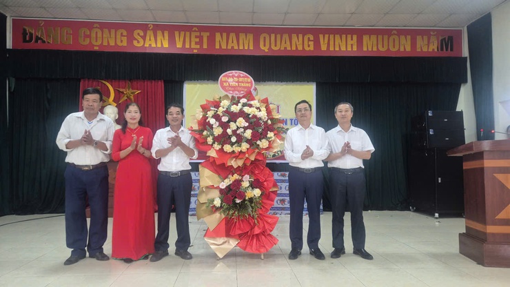 Các đồng chí lãnh đạo xã chung vui Ngày hội Đại đoàn kết toàn dân tộc tại các khu dân cư- Ảnh 8.