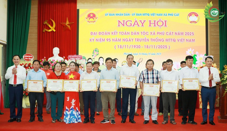 Phú Cát chăm lo đời sống nhân dân qua Ngày hội Đại đoàn kết toàn dân tộc 18/11- Ảnh 9.