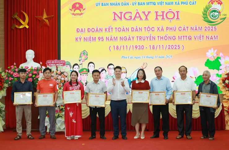 Phú Cát chăm lo đời sống nhân dân qua Ngày hội Đại đoàn kết toàn dân tộc 18/11- Ảnh 10.