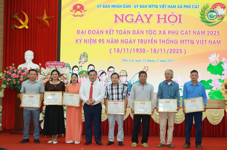 Phú Cát chăm lo đời sống nhân dân qua Ngày hội Đại đoàn kết toàn dân tộc 18/11- Ảnh 11.