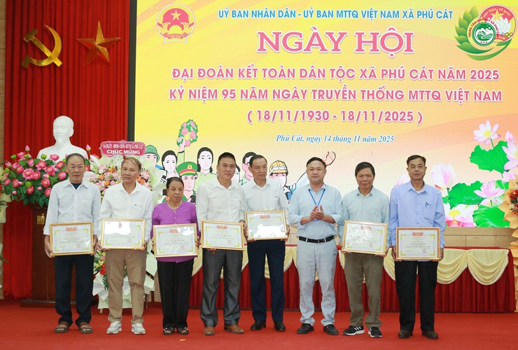 Phú Cát chăm lo đời sống nhân dân qua Ngày hội Đại đoàn kết toàn dân tộc 18/11- Ảnh 12.