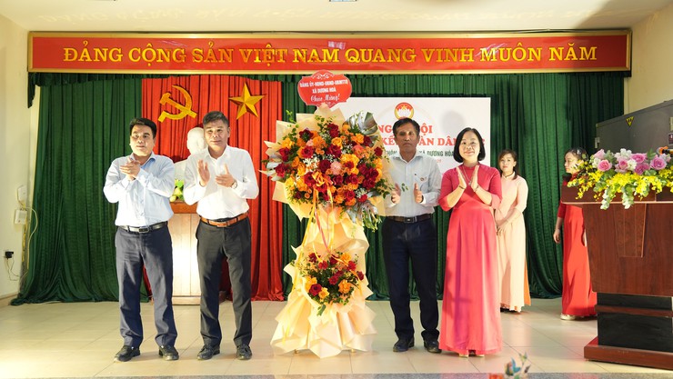 Khu dân cư thôn Me Táo rộn ràng Ngày hội Đại đoàn kết toàn dân tộc năm 2025 - Ảnh 1.