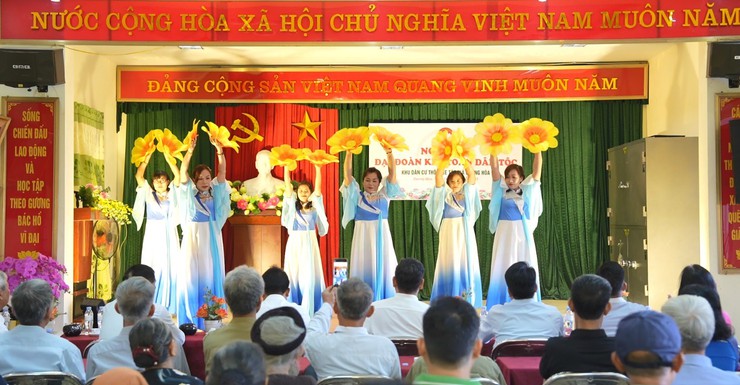 Khu dân cư thôn Me Táo rộn ràng Ngày hội Đại đoàn kết toàn dân tộc năm 2025 - Ảnh 2.