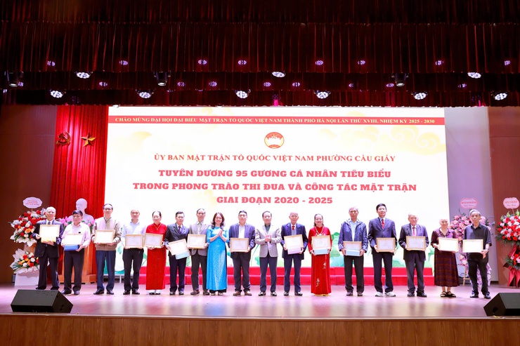 Ủy ban Mặt trận Tổ quốc Việt Nam phường Cầu Giấy tổ chức kỷ niệm 95 năm Ngày truyền thống Mặt trận Tổ quốc (MTTQ) Việt Nam (18/11/1930 - 18/11/2025).- Ảnh 6.