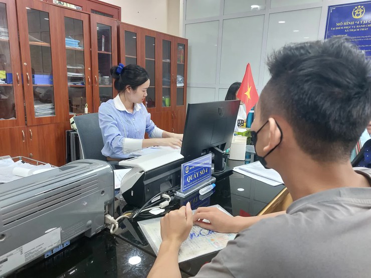 Nữ chuyên viên hành chính công tận tụy, góp phần đưa dịch vụ công đến gần Nhân dân xã Thạch Thất- Ảnh 1.