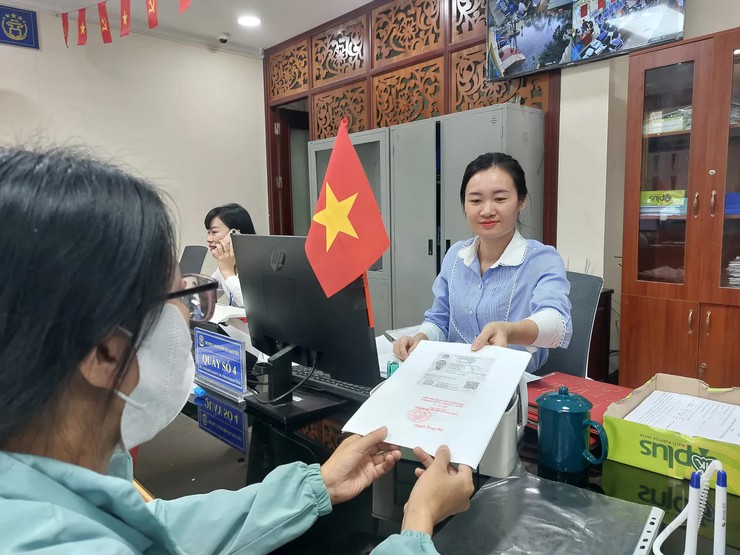 Nữ chuyên viên hành chính công tận tụy, góp phần đưa dịch vụ công đến gần Nhân dân xã Thạch Thất- Ảnh 2.