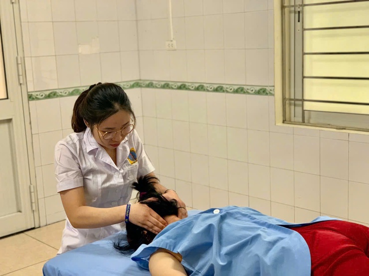 Bệnh viện Phục hồi chức năng Hà Nội: Khuyến cáo không chủ quan với đau cổ vai gáy do đặc thù công việc văn phòng- Ảnh 1.