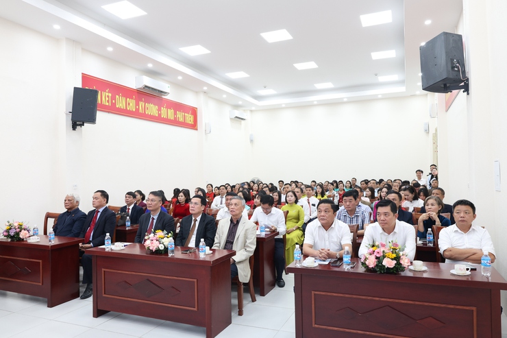 Mê Linh: trao giải Hội thi Ứng dụng trí tuệ Nhân tạo AI trong giảng dạy và thực hiện chuyên môn; Cấp chứng chỉ kỹ năng số cơ bản cho cán bộ- Ảnh 6.