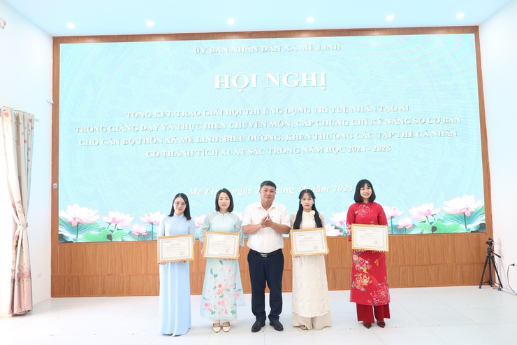 Mê Linh: trao giải Hội thi Ứng dụng trí tuệ Nhân tạo AI trong giảng dạy và thực hiện chuyên môn; Cấp chứng chỉ kỹ năng số cơ bản cho cán bộ- Ảnh 14.