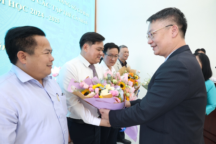 Mê Linh: trao giải Hội thi Ứng dụng trí tuệ Nhân tạo AI trong giảng dạy và thực hiện chuyên môn; Cấp chứng chỉ kỹ năng số cơ bản cho cán bộ- Ảnh 8.