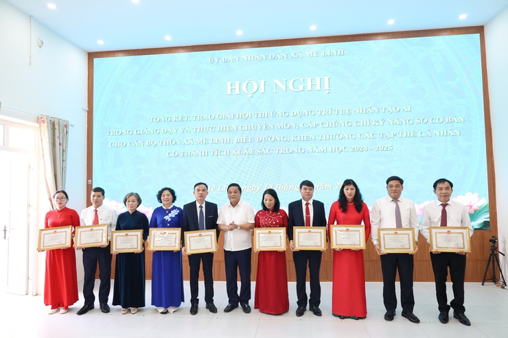 Mê Linh: trao giải Hội thi Ứng dụng trí tuệ Nhân tạo AI trong giảng dạy và thực hiện chuyên môn; Cấp chứng chỉ kỹ năng số cơ bản cho cán bộ- Ảnh 10.