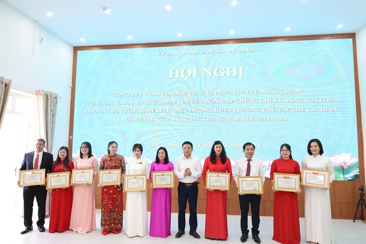 Mê Linh: trao giải Hội thi Ứng dụng trí tuệ Nhân tạo AI trong giảng dạy và thực hiện chuyên môn; Cấp chứng chỉ kỹ năng số cơ bản cho cán bộ- Ảnh 11.